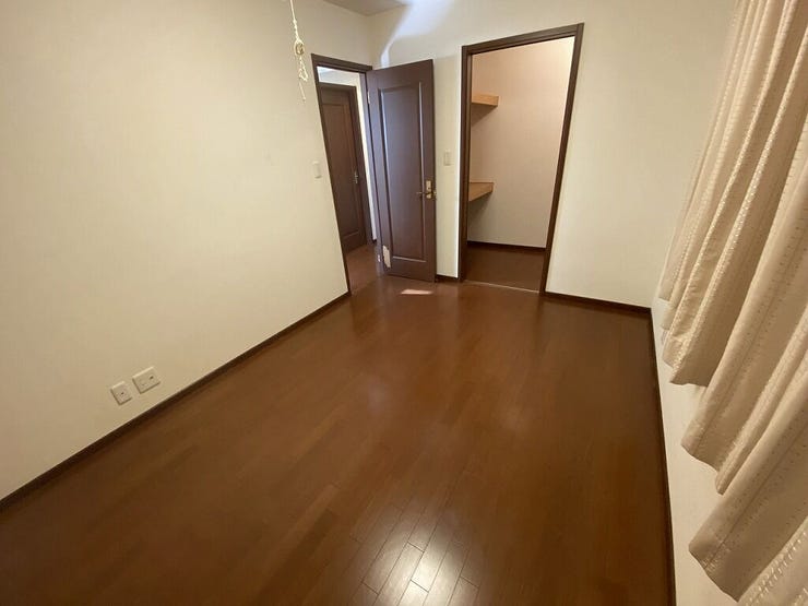 【private room】
2階東側6帖の洋室です。広々クローゼット完備でお子様の荷物などもスッキリ収納できます♪