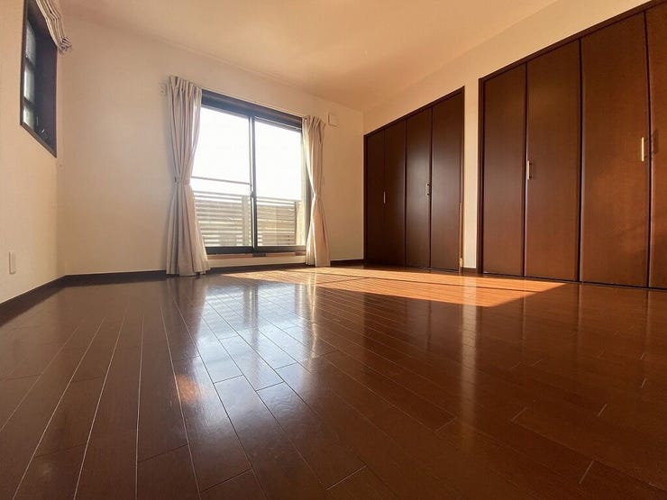 【private room】
2階南側8帖の洋室はベランダと繋がっており、外にでてリフレッシュできます♪東側にも窓がついており、気持ちの良い朝が迎えられそうです^^