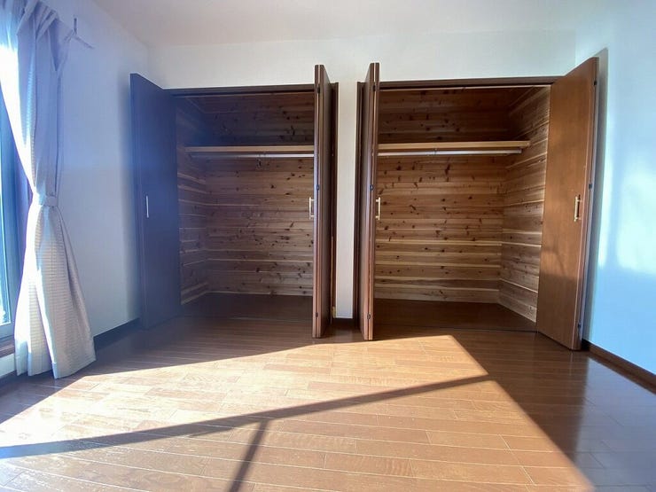 【Storage】
2階南側8帖の洋室の収納です!約2帖ほどのスペースでたっぷり収納できます!