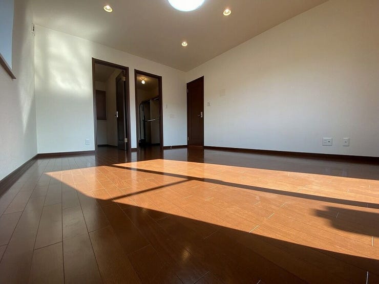 【private room】
2階南西側広々10帖の洋室です。約3帖のWIC完備でご夫婦の荷物を一緒にまとめて収納できます♪