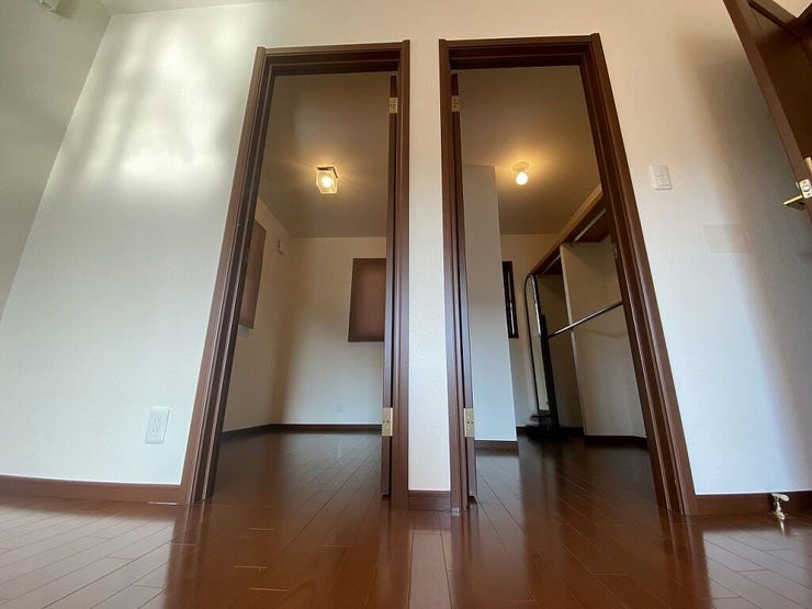 【Storage】
2階南西側10帖の洋室、左側のお部屋は約3畳の書斎となっております。一人の時間も大切にしたいお父さんにおススメです。