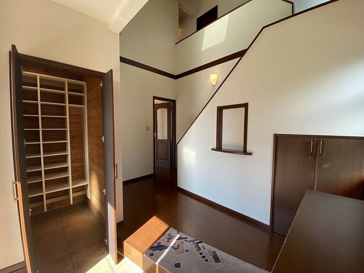 【Entrance】
広々玄関には靴をたっぷり収納できるシューズインクローク付。雨具や三輪車を置いても余裕の広さ。