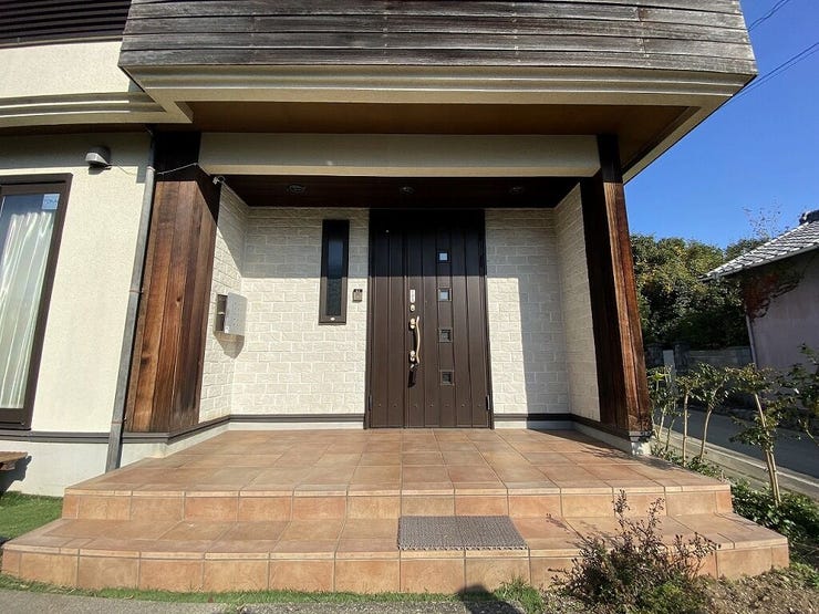 【Entrance】
お洒落なタイルが目を引く玄関♪天然木材を使ったり、こだわりが詰まっています。