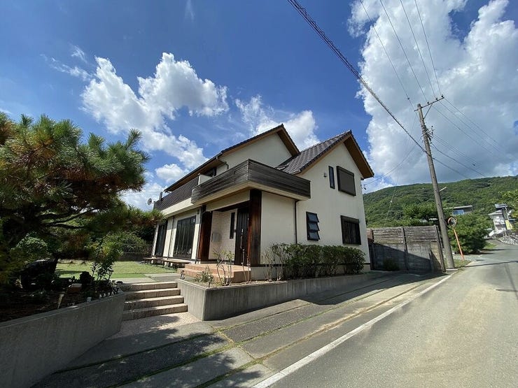 【外観】
【appearance】
182坪の広大な土地に建つ、1級建築士設計のこだわり住宅!南側には、ガレージ倉庫付きの別邸あり♪