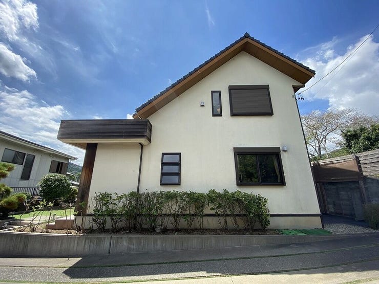 【appearance】
182坪の広大な土地に建つ、1級建築士設計のこだわり住宅!南側には、ガレージ倉庫付きの別邸あり♪