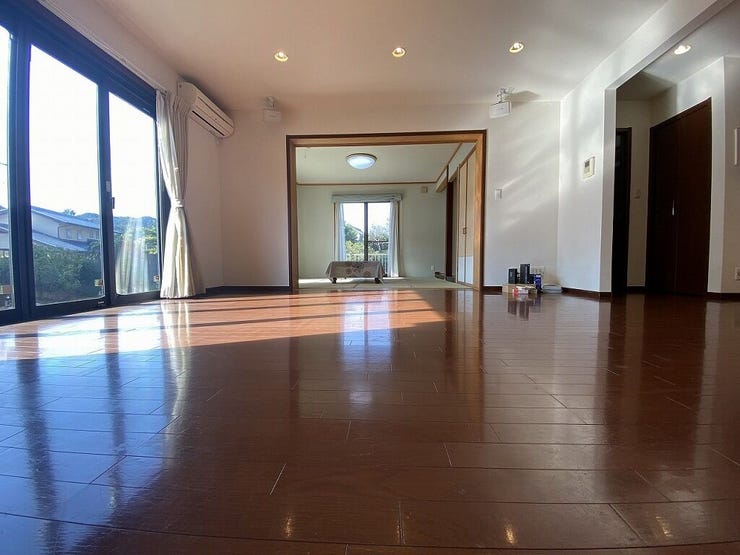 【living room】
日当たりのよい温かい雰囲気の広々LDKスペースです♪
ご家族との団欒をこちらでゆったりとお過ごしください♪