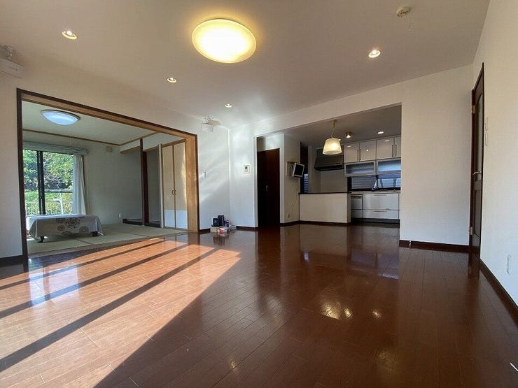 【living room】
大画面テレビも余裕。インテリアプランが考えやすいワイドなリビング。約21.5帖の広さを確保したLDKは、和室と一体化して利用すると約29.5帖の広々空間!