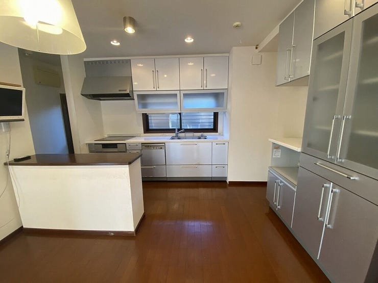 【kitchen】
キッチン部分が広く、冷蔵庫を置いてもゆとりがありますのでお料理がはかどりますね♪無駄なくたっぷり収納できる食器棚完備♪