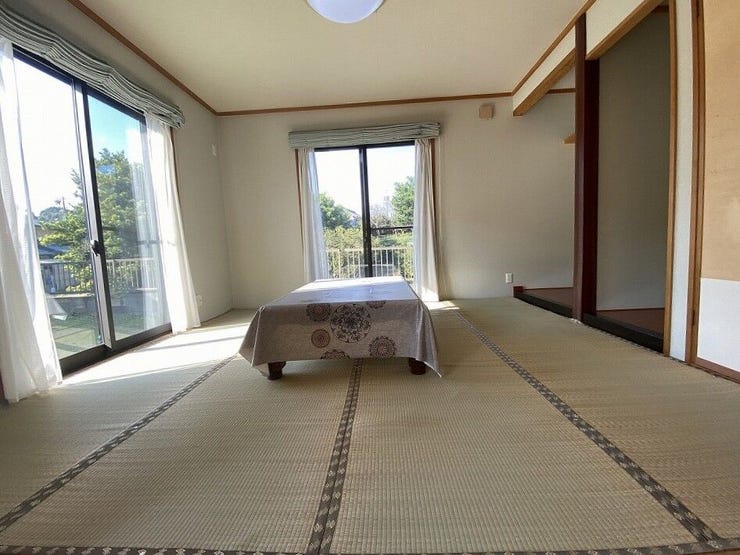 【japanese-style room】
リビング隣の8帖の和室は、趣ある安らぎ空間。来訪時や家事スペースとしても重宝します。