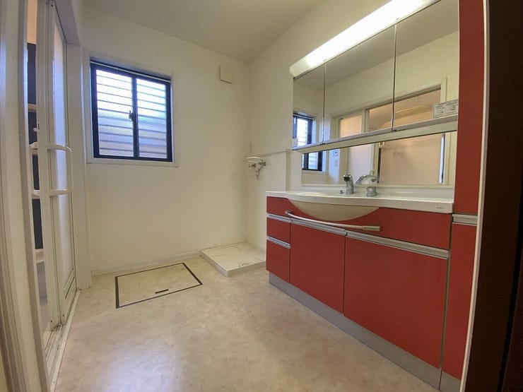 【dressing room】
トップボード広め、両サイド収納の洗面台で二人同時の身支度もスムーズ♪