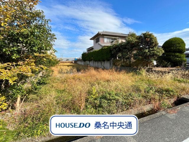 小学校まで徒歩10分、中学校まで徒歩11分で近くて安心ですね。スーパーまで徒歩13分の距離なので、仕事帰りに立ち寄れますね。(2025年12月11日 撮影)