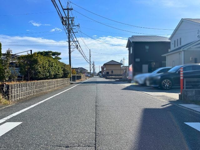 幅員約5mの前面道路です。車がすれ違える道幅です。車1台とベビーカーですれ違っても余裕のある道幅は安心ですね。(2025年12月11日 撮影)