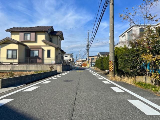 幅員約5mの前面道路です。2台の車がすれ違うことが出来る道幅です。車の出し入れもゆったりとする事が出来ます。(2025年12月11日 撮影)