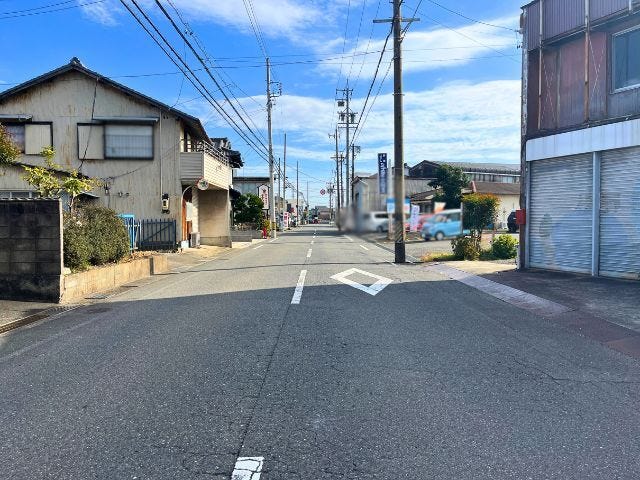 前面道路の幅もゆとりがあり、駐車も焦らずできそうですね。また見通しが良いのも安心ポイントです。(2025年12月11日 撮影)