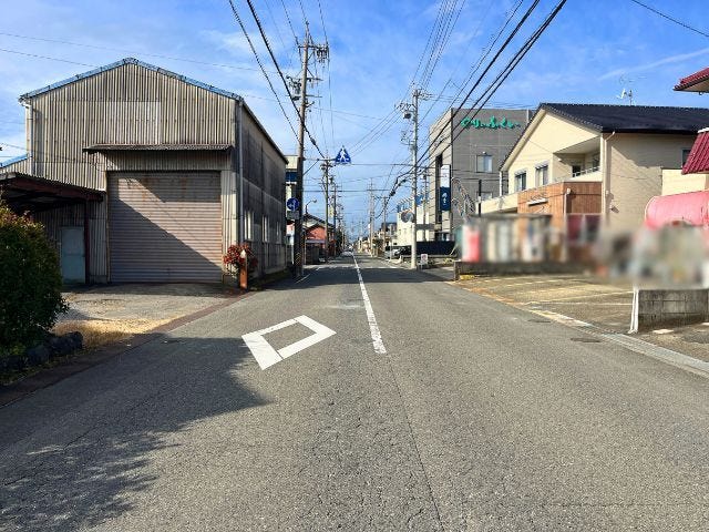 幅員約8mの前面道路です。片側一車線で車の運転も安心ですね。(2025年12月11日 撮影)