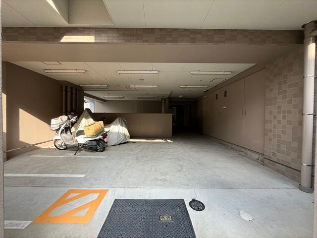 マンション下部にバイク置き場も完備されています。