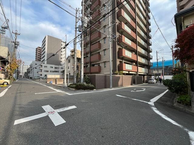 マンション南西側角地に面する道路です。