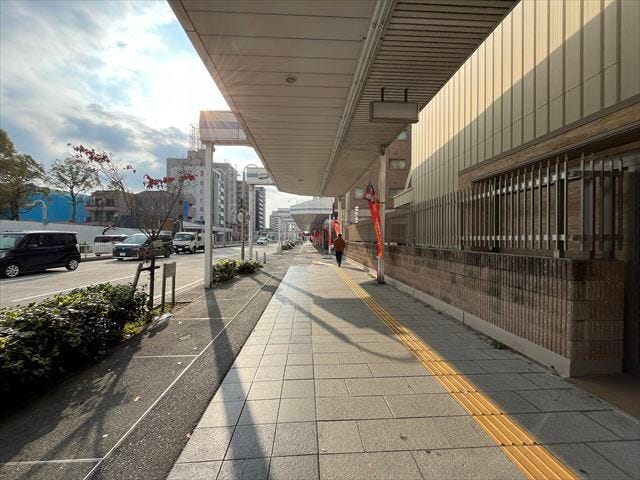 マンション東側前面道路です。環状線にあたります。道路の向かいには「博物館」があります。アーケードがあり、日差しを遮り、雨の日や雪の日でも濡れずに快適に歩くことができます。