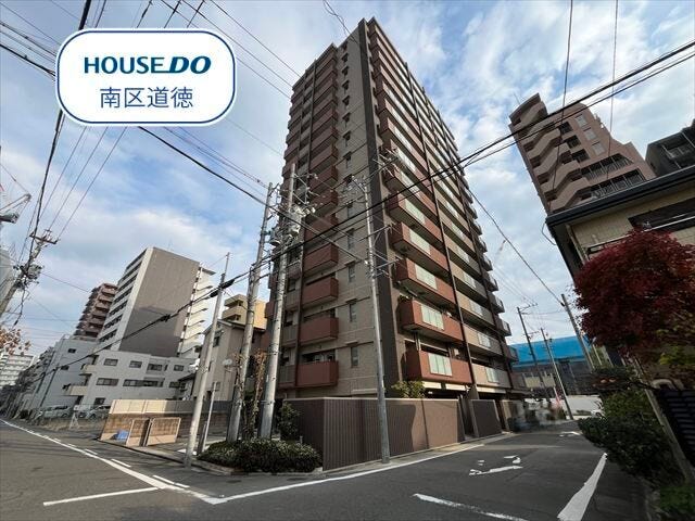 総戸数42戸のマンションです。博物館に隣接し、「博物館前商店街」とも呼ばれ、グルメ、買い物、文化、スポーツが融合した賑やかな商店街エリアです。