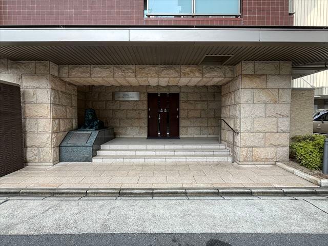 マンションの正面玄関であり、住人の安全とプライバシーを守る共用部です。