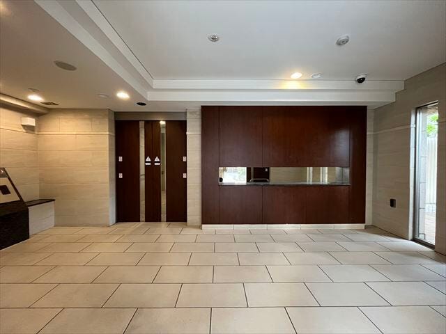 洗練されたデザインのエントランスホールが、住まいへの期待感を高めます。