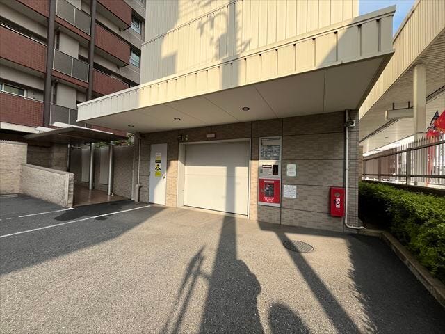 マンション東側に機械式の駐車場が完備されています。南側前面道路から出入りができます。