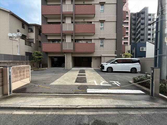 マンション西側にある駐車場です。