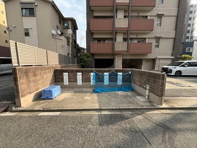 マンション西側にゴミ置き場があります。