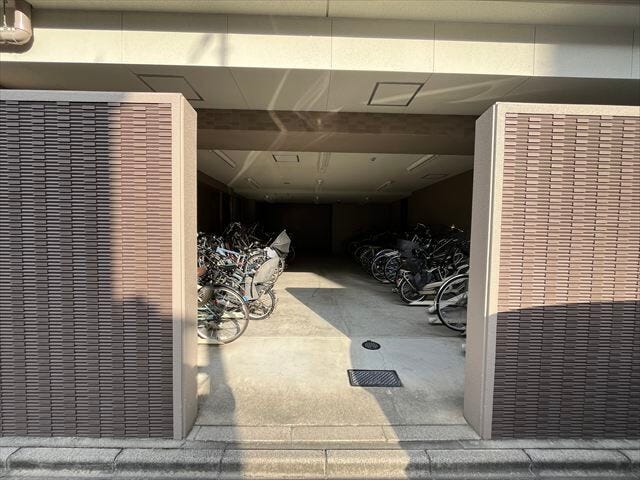 マンション下部に駐輪場があります。駐輪ラックが付いていますので、効率的に自転車を収納し、駐輪場をきれいに整頓してくれます。