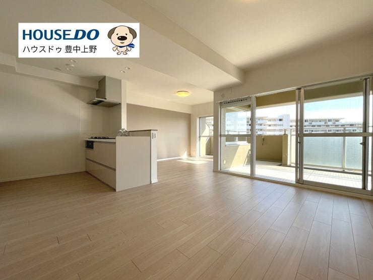 【リビング】
約17.5帖の広々リビングです!大きな窓が開放感を演出しており、日中は電気を付けることなく快適にお過ごしいただけます!