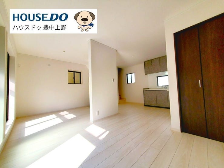 【リビング】
2階に位置する約15.5帖のLDK!4面採光で明るい日差しが差し込みます!今人気のリビング階段構造!