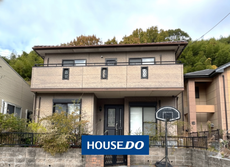 【外観】
落ち着いたベージュトーンの外観! 緑豊かな環境で穏やかな新生活を始めませんか?