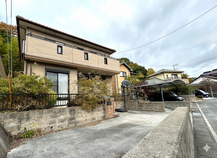 駐車スペースは広々2台分(カーポート付き!)! 雨の日も安心です!