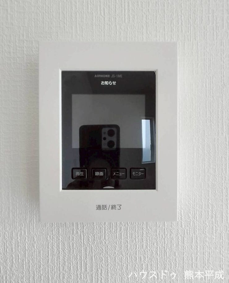 カメラ付きインターホンで来訪者を確認