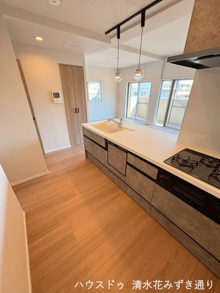 18.6帖LDK・・・キッチンスペースが広く確保されていると、調理もスムーズに行えます♪料理の腕も上がり毎日の家事が楽しくなりそうですね(^O^)/