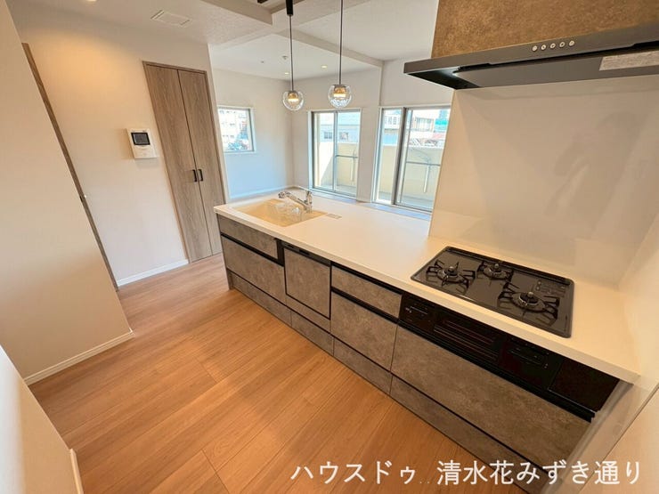 18.6帖LDK・・・壁に仕切られた壁付けキッチンと比べると、キッチンからの声や、反対にリビング・ダイニングからの声が届きやすく、一緒に暮らす家族とのコミュニケーションが取りやすくなります◎