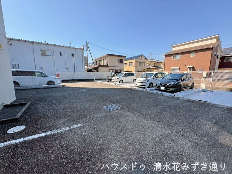 敷地内に平面駐車場が完備されており、車の出し入れがスムーズで日々の通勤やお出かけに便利◎駐車スペースが住戸のすぐ近くにあるため、買い物帰りや荷物の運搬もラクにでき、生活動線が良いのも魅力♪