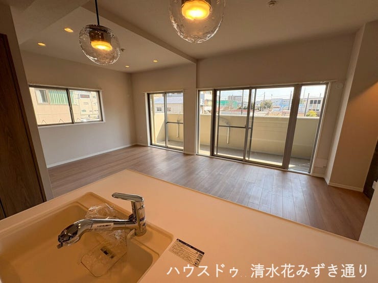 18.6帖LDK・・・いつでもカウンター越しに話ができるので、料理をしながら幼稚園や学校での様子を聞いたりするのもいいですよね(*^^*)