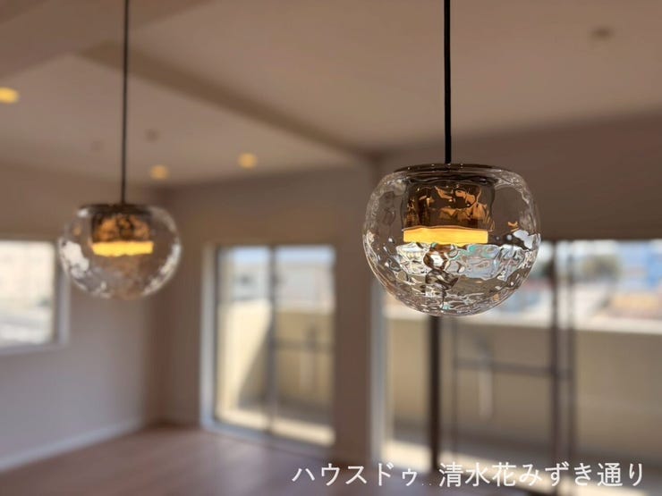 18.6帖LDK・・・キッチンカウンターの上には、ガラス素材のペンダントライトをさりげなく設置。透明感のあるやわらかな光が空間に奥行きを与え、ダイニングをおしゃれに演出します♪