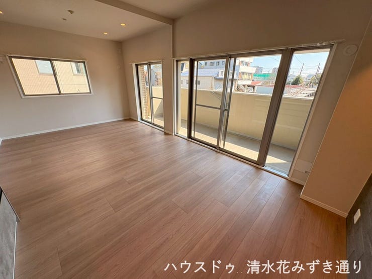 18.6帖LDK・・・掃き出し窓はガラス面が大きく、外光や風を多く取り込めるため、腰高窓より明るく風通しがいいのが特徴です(*^▽^*)