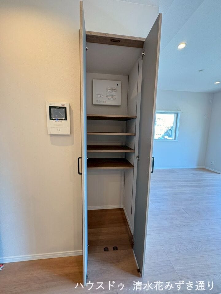 18.6帖LDK・・・リビングで使うモノや、家関係の書類などをまとめて収納できますよ☆彡リビングでテレワークする方は、書類やノートパソコンの収納場所にも使えます。