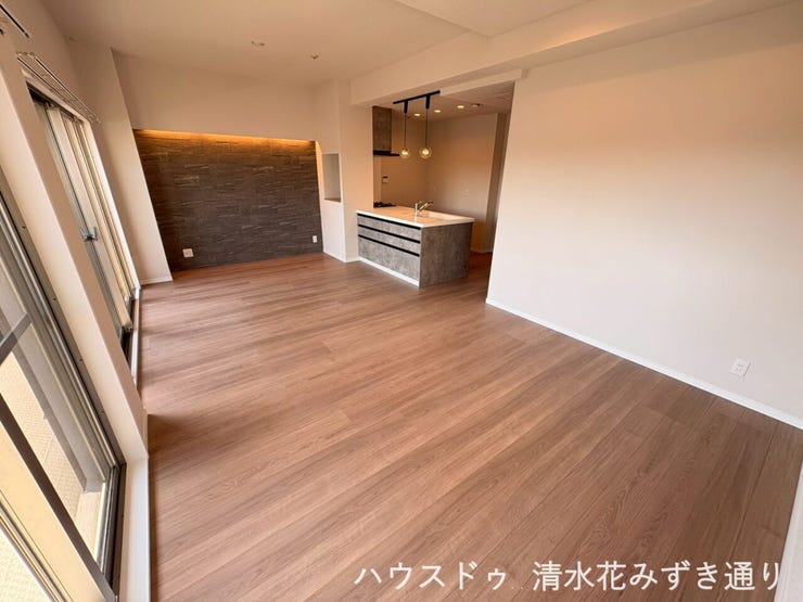 18.6帖LDK・・・家族全員がゆったり過ごせるくつろぎの空間!ダイニングやソファを自由に配置できるため、食事や団らんの時間も快適♪明るく開放的な雰囲気の中で、家族の笑顔が自然と集まります(^O^)