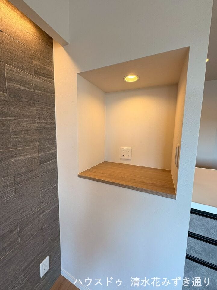 18.6帖LDK・・・リビングの一角には、照明付きの便利なニッチスペース。コンセントもあり、Wi-Fiルーターや電話機の設置にも便利。お気に入りの小物やグリーンを飾れば、ディスプレイスペースとしても!