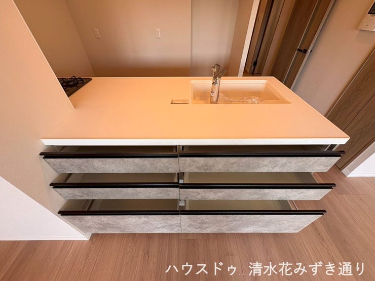 18.6帖LDK・・・キッチンカウンターのリビング側には、便利な収納を備え付け。カトラリーや書類、日用品などをサッとしまえて、リビングをすっきり!生活感を上手に隠しながら、空間の美しさをキープ。