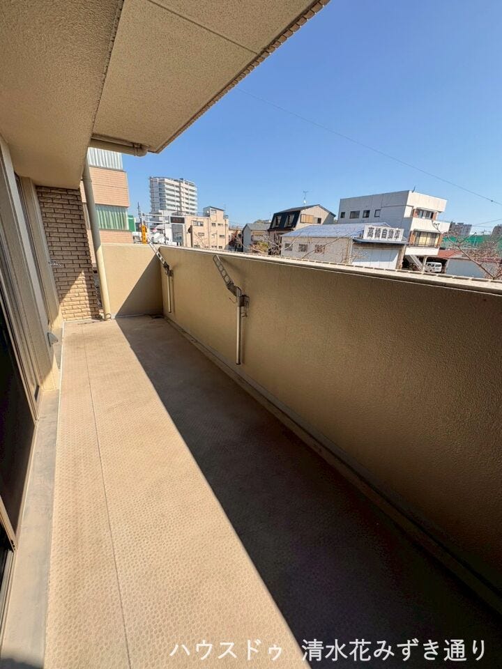 南面のバルコニーは、朝から夕方まで太陽の光が入りやすく、明るく暖かい空間に♪太陽光が当たりやすく風通しも良いため、洗濯物や布団が乾きやすくバルコニーから差し込む光で室内も明るくなり、暖房効率も向上!