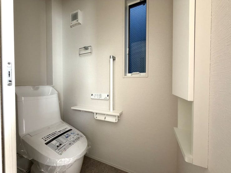 1・2階にトイレがございます♪朝の忙しい時間帯も待たずにすみそうですね♪