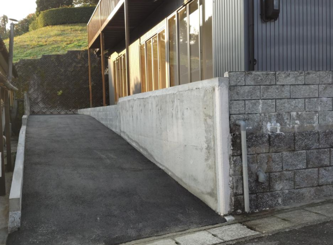 アスファルト舗装で滑りにくいアプローチ。雨の日も安心して歩行できますね