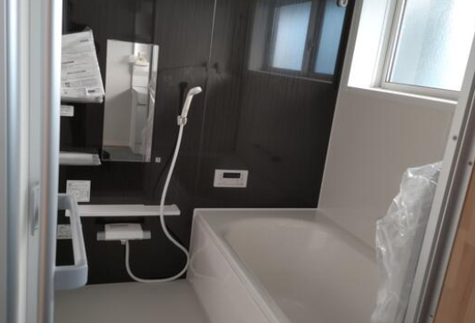 ゆったり足を伸ばせる浴槽! 一日の疲れを癒やせますね!