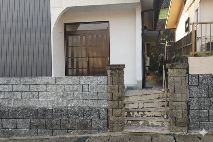 存在感のある石積みの門柱と階段。和風モダンな雰囲気が、訪れる人を迎え入れます