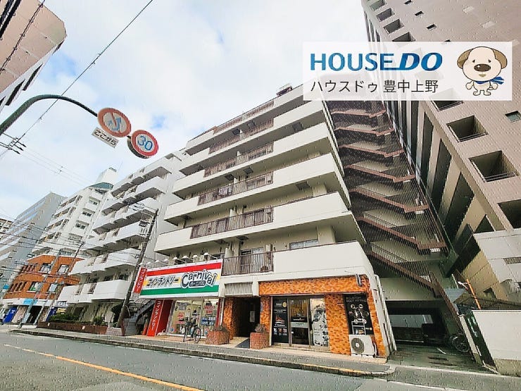 大阪メトロ御堂筋線・江坂駅から徒歩4分。周辺には商業施設や飲食店が充実しており、活気ある街並みが広がる便利な立地です。